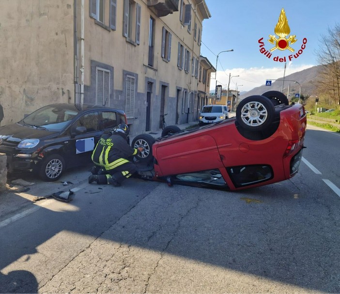 Incidente a Casale Corte Cerro, auto si ribalta e danneggia una tubatura del gas