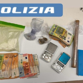 Fuggono all'alt della polizia e gettano la droga dal finestrino: una coppia arrestata per spaccio