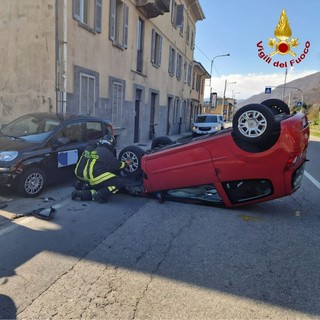Incidente a Casale Corte Cerro, auto si ribalta e danneggia una tubatura del gas