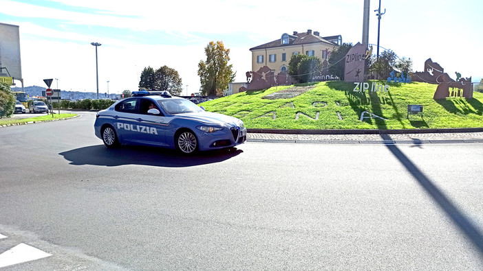 Intra, fugge dal ristorante senza pagare ma torna perchè ha dimenticato il cellulare: denunciato un giovane