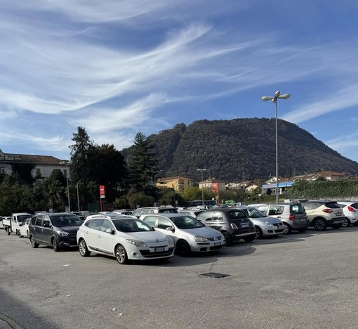 “Congestionato il parcheggio del Penny di Intra'' “Congestionato il parcheggio del Penny di Intra''