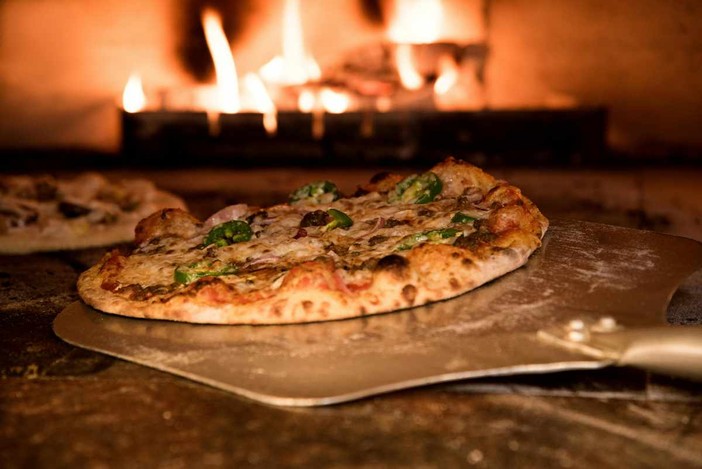Differenza tra pizza e pinsa: cosa cambia davvero?