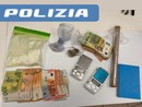 Fuggono all'alt della polizia e gettano la droga dal finestrino: una coppia arrestata per spaccio Fuggono all'alt della polizia e gettano la droga dal finestrino: una coppia arrestata per spaccio