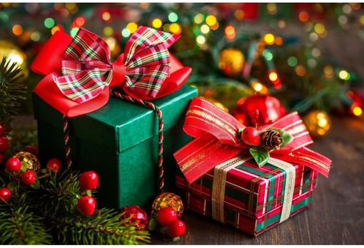 Natale 2023, Federconsumatori: prezzi aumentati del 10,2% per regali e addobi