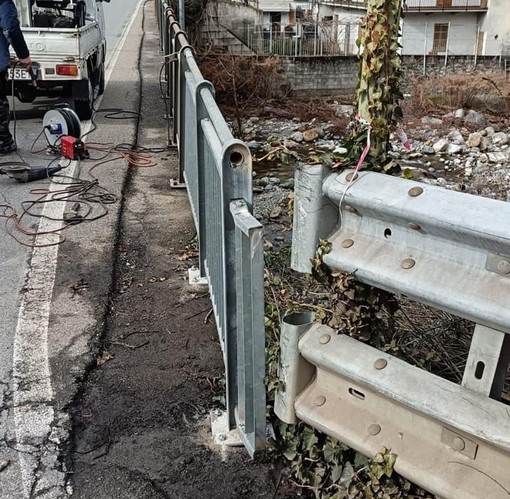 Omegna, sistemata la barriera sul ponte del Molinetto