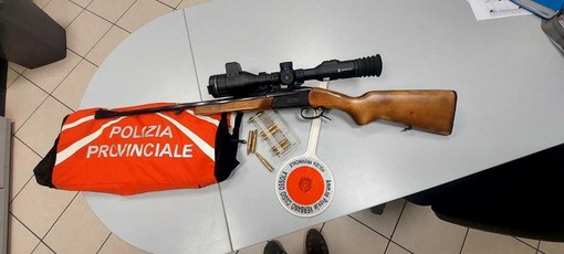 A caccia di notte, lasciano l'arma carica nel bosco: due denunce a Mergozzo A caccia di notte, lasciano l'arma carica nel bosco: due denunce a Mergozzo