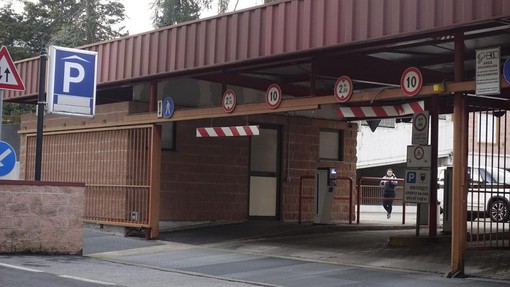 Atti vandalici al parcheggio di via Rosmini: il comune attiva un servizio di sorveglianza