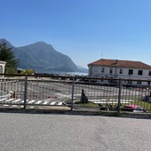 Gli stalli per le auto  a Intra, nell’area di Villa Pariani