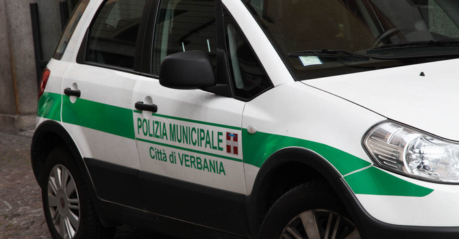Dà in escandescenza e aggredisce la polizia locale: denunciato un 35enne a Verbania