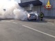 Auto prende improvvisamente fuoco al centro commerciale