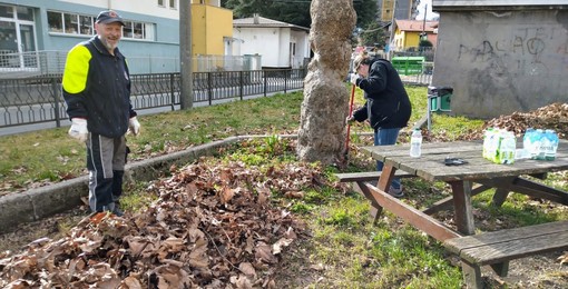 Il nuovo consiglio di quartiere di Crusinallo ha pulito il parco della Dogna