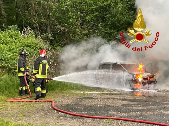 Auto in fiamme sulla SP90 tra Rovegro e Cicogna: intervento dei Vigili del Fuoco