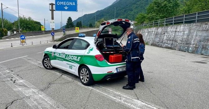 Omegna, auto urta scooter e fugge: ferito un minorenne