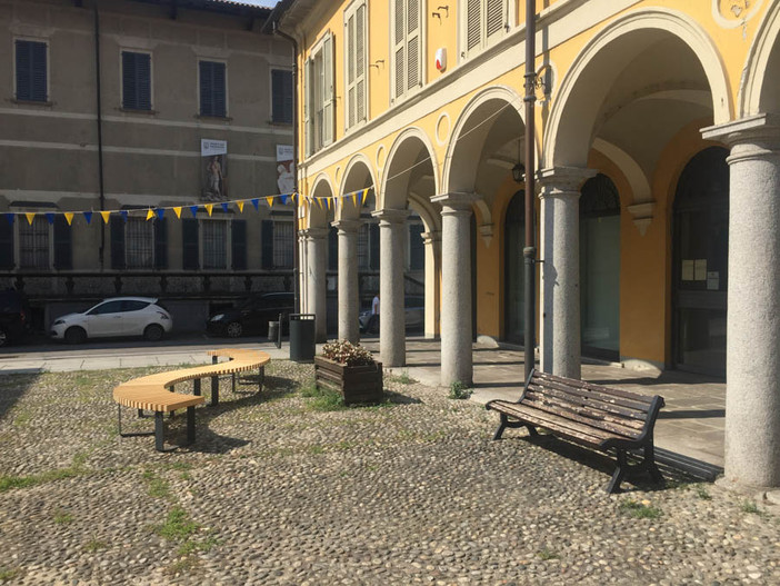 Piazza Pedroni diventa la “piazza delle fiabe”: nuove scenografie e letture per il Natale a Pallanza Piazza Pedroni diventa la “piazza delle fiabe”: nuove scenografie e letture per il Natale a Pallanza