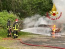 Auto in fiamme sulla SP90 tra Rovegro e Cicogna: intervento dei Vigili del Fuoco
