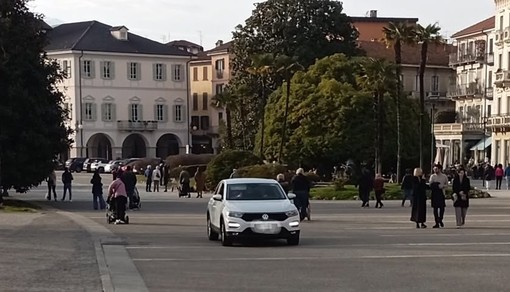 La piazza di Pallanza (da Facebook)