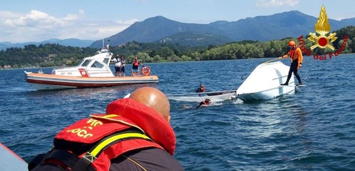 Barca a vela si ribalta nel Lago Maggiore, tre persone in acqua salvate dalla Guardia Costiera