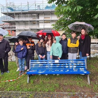 Inaugurata la nuova panchina blu del parco giochi di Bagnella