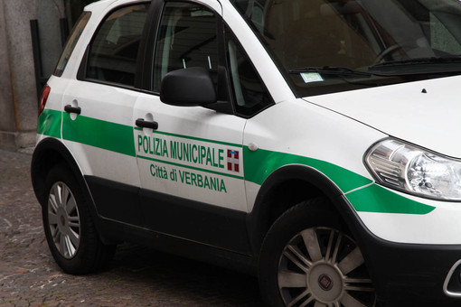 Senza patente e su uno scooter già sequestrato: 62enne ossolano coinvolto in incidente a Verbania