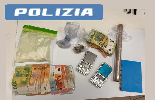 Fuggono all'alt della polizia e gettano la droga dal finestrino: una coppia arrestata per spaccio