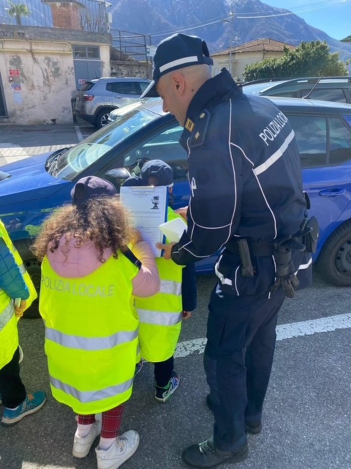 Casale Corte Cerro, la sicurezza stradale si impara a scuola: concluso il progetto con la Polizia Locale Casale Corte Cerro, la sicurezza stradale si impara a scuola: concluso il progetto con la Polizia Locale