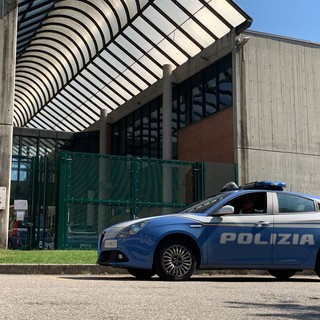 Omegna, minori disturbano i bagnanti in spiaggia: sequestrato hashish a un 16enne