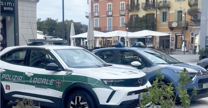 Intra, presidio delle forze dell’ordine a Intra dopo il caso “Rivoluzione a Verbania” VIDEO Intra, presidio delle forze dell’ordine a Intra dopo il caso “Rivoluzione a Verbania” VIDEO