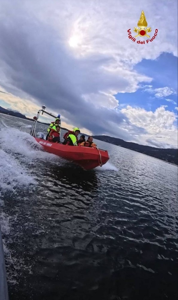 Surfisti in difficoltà sul Lago Maggiore, salvati dai Vigili del Fuoco davanti ai Castelli di Cannero