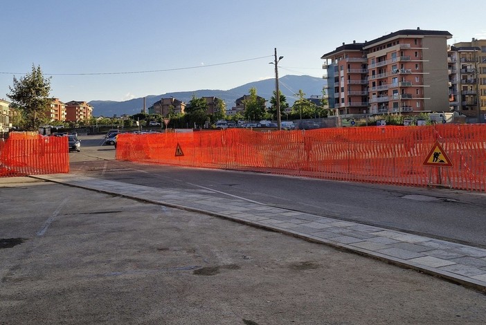 Proseguono i lavori di rifacimento di piazza fratelli Bandiera