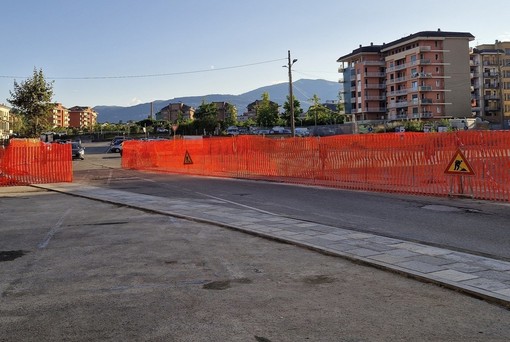 Proseguono i lavori di rifacimento di piazza fratelli Bandiera