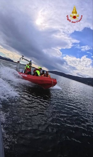 Surfisti in difficoltà sul Lago Maggiore, salvati dai Vigili del Fuoco davanti ai Castelli di Cannero