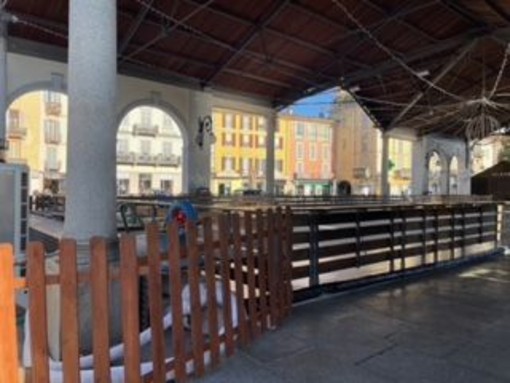 Intra, allestita la pista per pattinare sul ghiaccio sotto la tettoia del vecchio imbarcadero Intra, allestita la pista per pattinare sul ghiaccio sotto la tettoia del vecchio imbarcadero