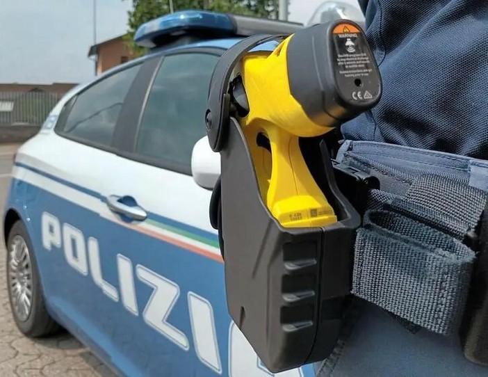 Ubriaco, aggredisce i clienti di un locale e le forze dell'ordine: immobilizzato con il taser e arrestato