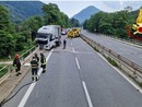 Camion va a sbattere in superstrada, disagi al traffico