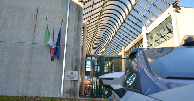 Forze dell’ordine evitano una tragedia a Omegna: donna soccorsa sul muretto dello Strona