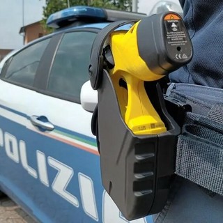 Ubriaco, aggredisce i clienti di un locale e le forze dell'ordine: immobilizzato con il taser e arrestato