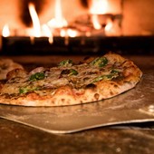 ​"Giro Pizza al Buio": a Luzzogno una cena sensoriale per mettersi nei panni di chi vive con una disabilità visiva