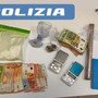 Fuggono all'alt della polizia e gettano la droga dal finestrino: una coppia arrestata per spaccio