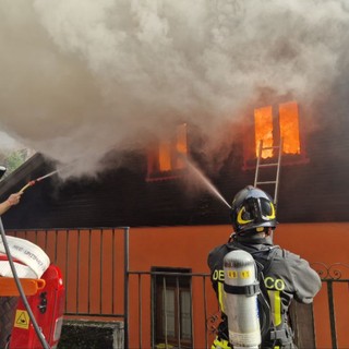 Incendio al tetto di una villetta a Luzzogno: casa inagibile