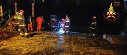 Auto si inabissa nel lago a Suna, recuperata dai Vigili del fuoco VIDEO