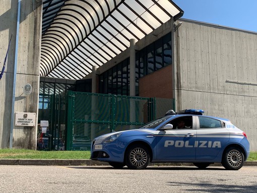 Omegna, minori disturbano i bagnanti in spiaggia: sequestrato hashish a un 16enne