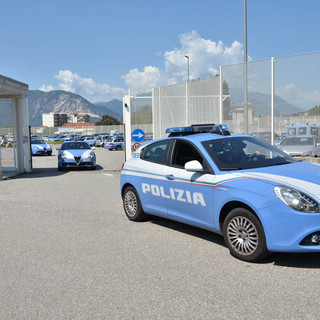 Ubriaco e ferito disturba i clienti di un bar a Suna: interviene la Polizia