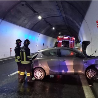 Auto perde il controllo in galleria sulla A26, ferito un 20enne
