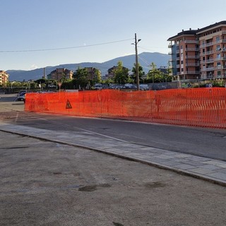 Proseguono i lavori di rifacimento di piazza fratelli Bandiera