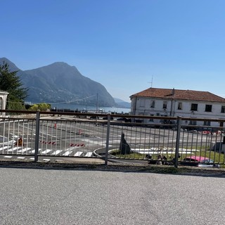 Gli stalli per le auto  a Intra, nell’area di Villa Pariani