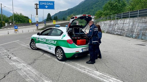 Omegna, auto urta scooter e fugge: ferito un minorenne