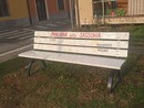 Sassonia, una panchina bianca in ricordo di “Mino” Sassonia, una panchina bianca in ricordo di “Mino”