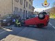Incidente a Casale Corte Cerro, auto si ribalta e danneggia una tubatura del gas