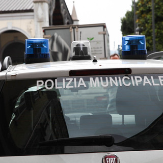 Alla guida con la patente sospesa, tenta la fuga: fermato dalla polizia locale