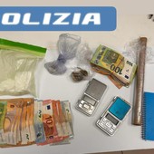 Fuggono all'alt della polizia e gettano la droga dal finestrino: una coppia arrestata per spaccio